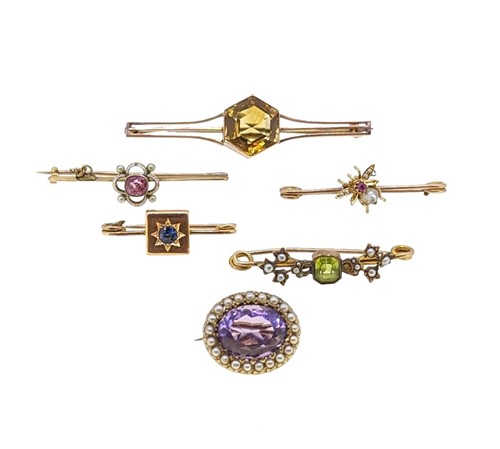 Lot 61 - A collection of gemset brooches