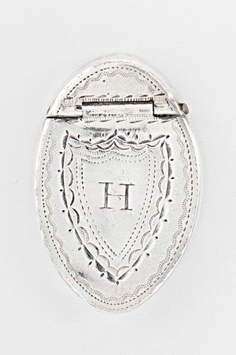Lot 287 - A George III silver patch box, mark of Samuel Pemberton