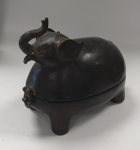 Lot 141 - An Asian bronze box and cover as an elephant