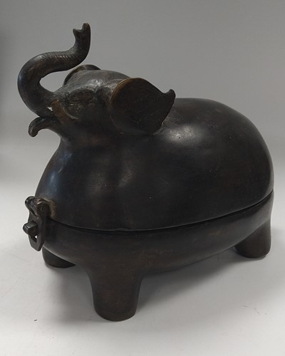 Lot 141 - An Asian bronze box and cover as an elephant