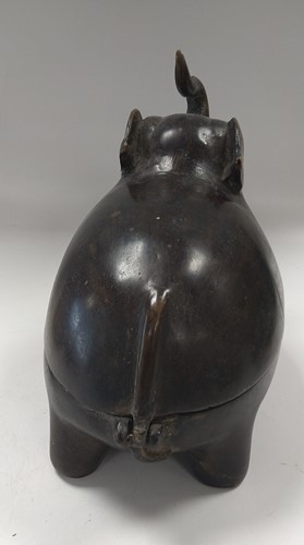 Lot 141 - An Asian bronze box and cover as an elephant