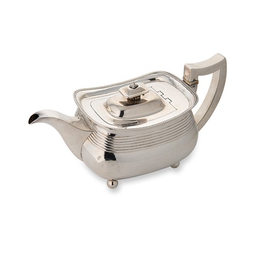 Lot 352 - A George III silver teapot