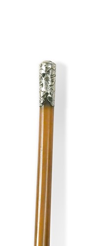 Lot 58 - A silver mounted rhino horn riding crop, circa 1907