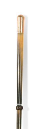 Lot 59 - A 9ct gold mounted rhino horn riding crop, circa 1915