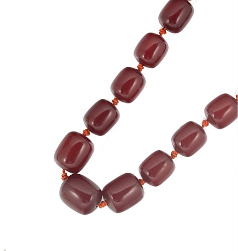 Lot 71 - A bakelite bead necklace