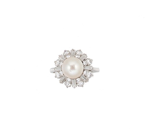 Lot 124 - A cultured pearl and diamond cluster ring