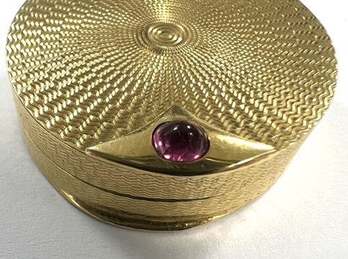 Lot 306 - A mid 20th century 18ct gold pill box, retailed by Asprey