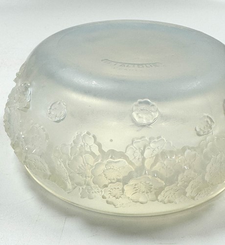 Lot 6 - Coquilles, an R. Lalique opalescent and polished glass bowl, pattern no.3204