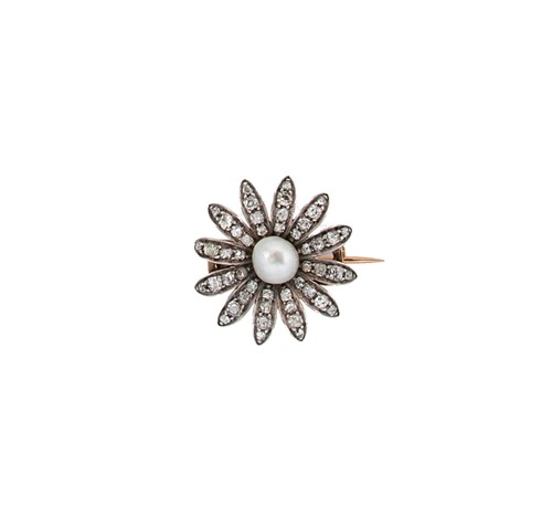 Lot 129 - A pearl and diamond brooch