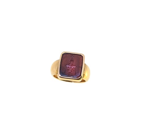 Lot 77 - A hardstone intaglio ring