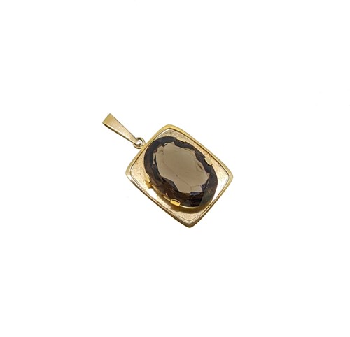 Lot 74 - A smoky quartz pendant