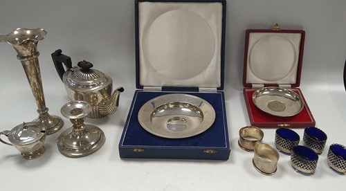 Lot 304 - A collection of silverware including flatware,...