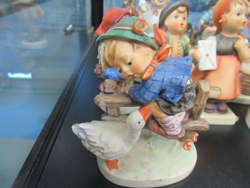 Lot 265 - A collection of 17 Hummel china figurines