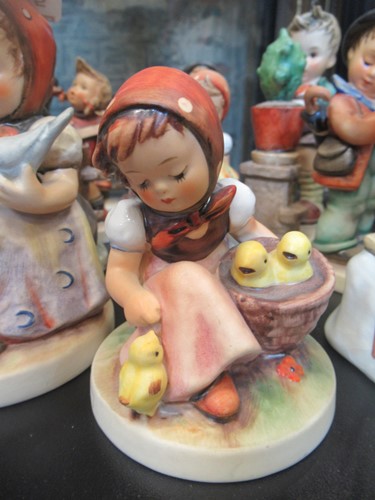 Lot 265 - A collection of 17 Hummel china figurines