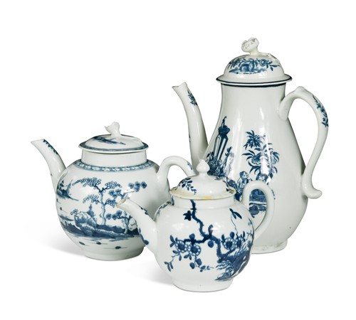 Lot 137 - A Worcester blue and white Cannonball pattern teapot and cover, circa 1760