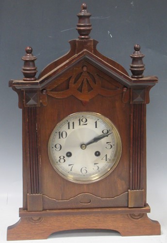 Lot 168 - An early 20th century mantle clock, eight day...