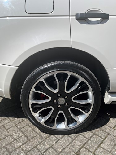 Lot 176 - A 2010 Range Rover 3.6TDv8 Vogue Overfinch GT motor car