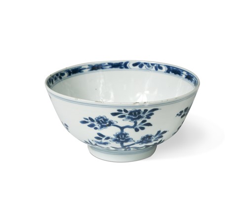 Lot 7 - A Chinese blue and white porcelain bowl, Qing Dynasty, Kangxi Emperor (1662-1722)