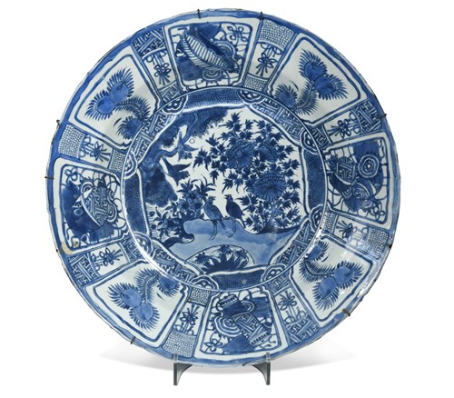 Lot 4 - A Chinese blue and white Kraak porcelain dish, late Ming Dynasty