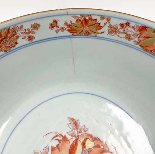 Lot 23 - A Chinese imari porcelain bowl, Qing Dynasty, circa 1730