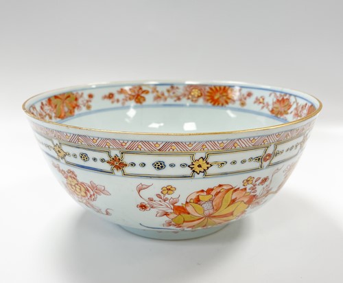 Lot 23 - A Chinese imari porcelain bowl, Qing Dynasty, circa 1730