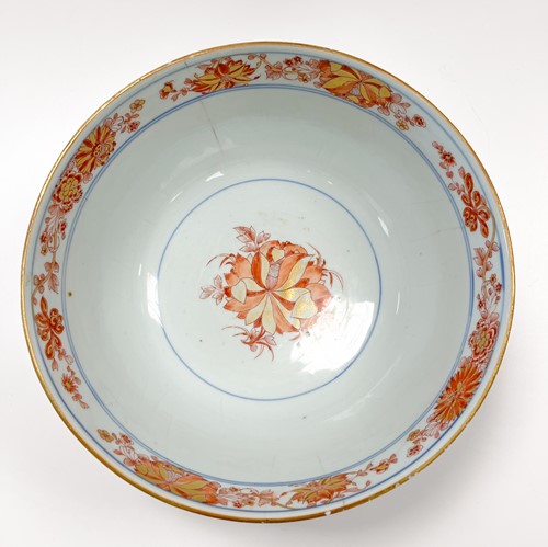 Lot 23 - A Chinese imari porcelain bowl, Qing Dynasty, circa 1730