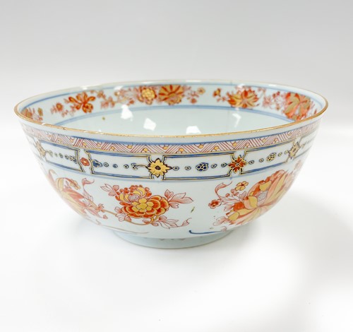 Lot 23 - A Chinese imari porcelain bowl, Qing Dynasty, circa 1730