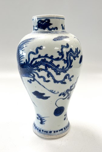 Lot 6 - A Chinese blue and white porcelain dragon and phoenix vase, Kangxi (1662 - 1722)