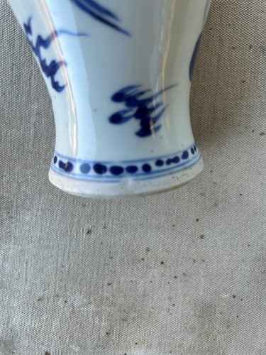 Lot 6 - A Chinese blue and white porcelain dragon and phoenix vase, Kangxi (1662 - 1722)