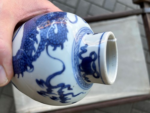 Lot 6 - A Chinese blue and white porcelain dragon and phoenix vase, Kangxi (1662 - 1722)