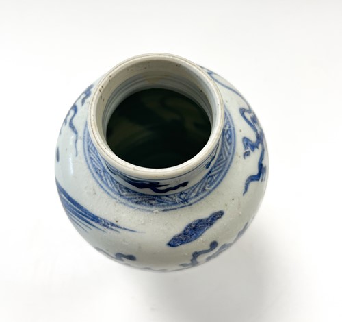 Lot 6 - A Chinese blue and white porcelain dragon and phoenix vase, Kangxi (1662 - 1722)