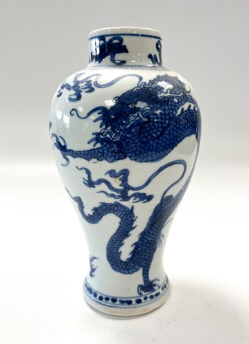 Lot 6 - A Chinese blue and white porcelain dragon and phoenix vase, Kangxi (1662 - 1722)