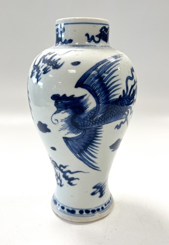 Lot 6 - A Chinese blue and white porcelain dragon and phoenix vase, Kangxi (1662 - 1722)