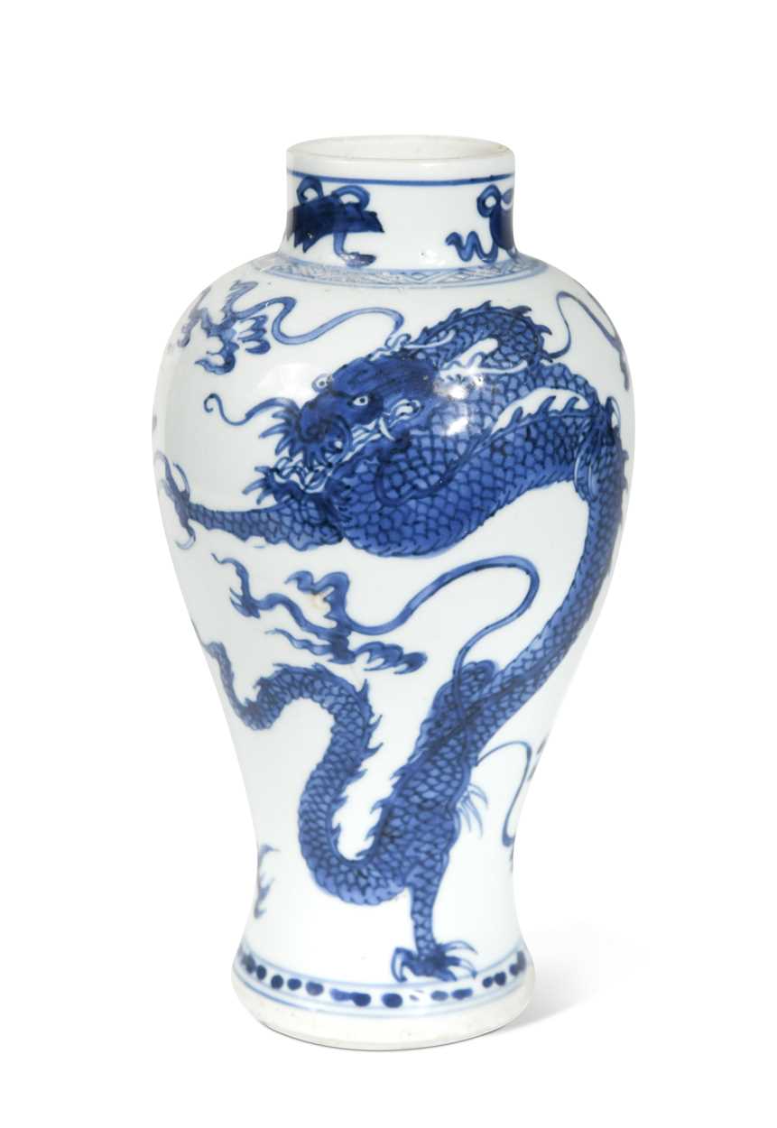 Lot 6 - A Chinese blue and white porcelain dragon and phoenix vase, Kangxi (1662 - 1722)