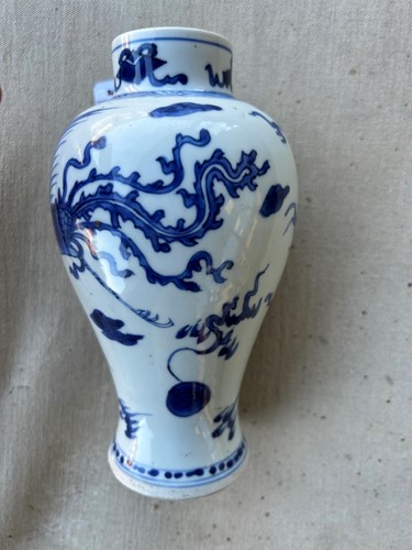 Lot 6 - A Chinese blue and white porcelain dragon and phoenix vase, Kangxi (1662 - 1722)