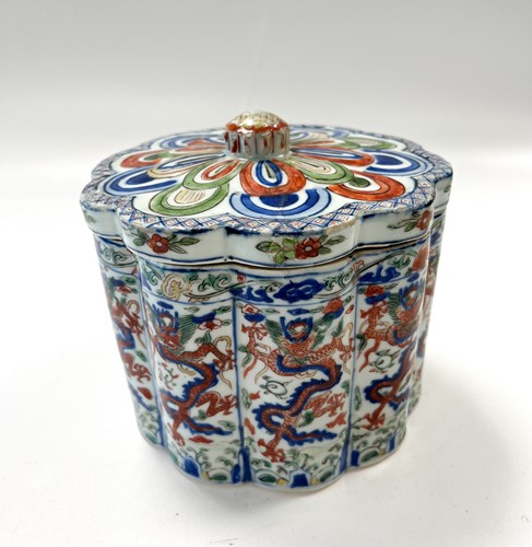 Lot 3 - An Imperial Chinese polychrome porcelain lobed circular box and cover, Ming Dynasty, Wanli Period (1573 - 1620)