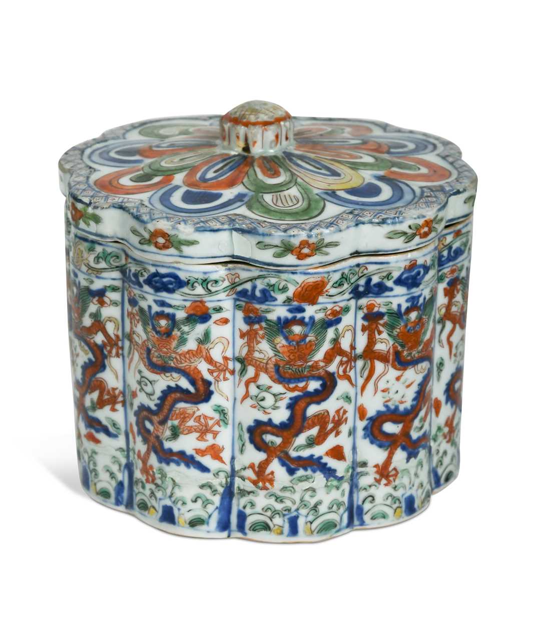 Lot 3 - An Imperial Chinese polychrome porcelain lobed circular box and cover, Ming Dynasty, Wanli Period (1573 - 1620)