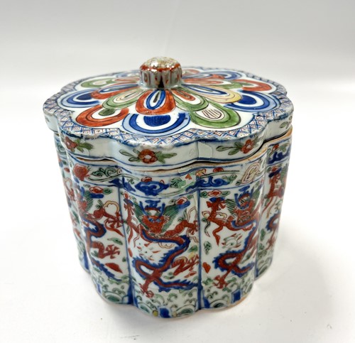 Lot 3 - An Imperial Chinese polychrome porcelain lobed circular box and cover, Ming Dynasty, Wanli Period (1573 - 1620)