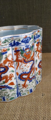 Lot 3 - An Imperial Chinese polychrome porcelain lobed circular box and cover, Ming Dynasty, Wanli Period (1573 - 1620)