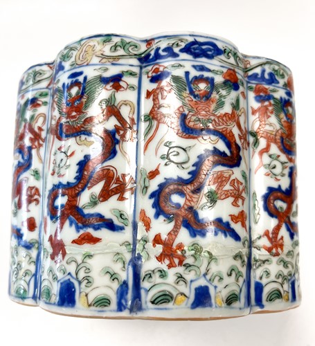 Lot 3 - An Imperial Chinese polychrome porcelain lobed circular box and cover, Ming Dynasty, Wanli Period (1573 - 1620)