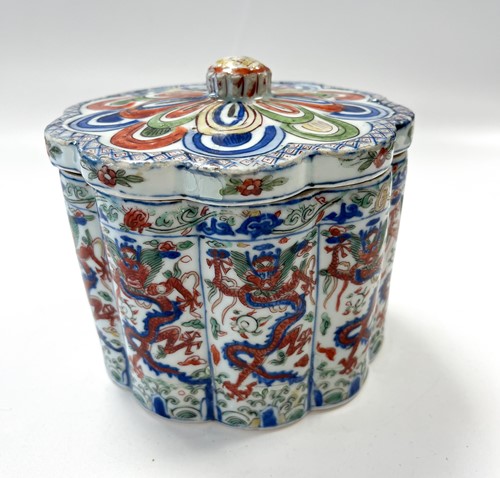 Lot 3 - An Imperial Chinese polychrome porcelain lobed circular box and cover, Ming Dynasty, Wanli Period (1573 - 1620)