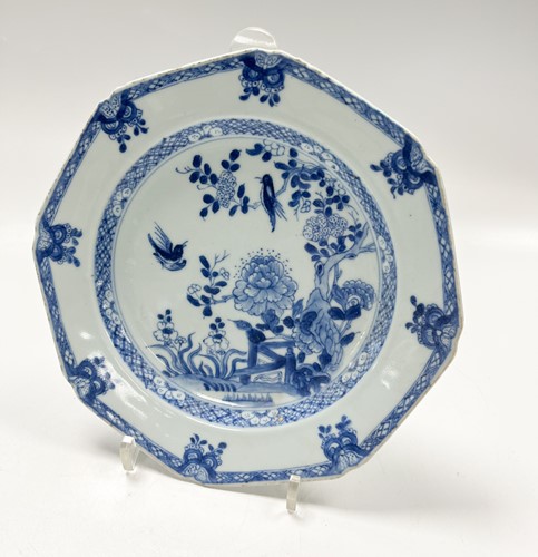 Lot 18 - A set of four Chinese blue and white export octagonal dinner plates, Chen Lung, circa 1750 - 60