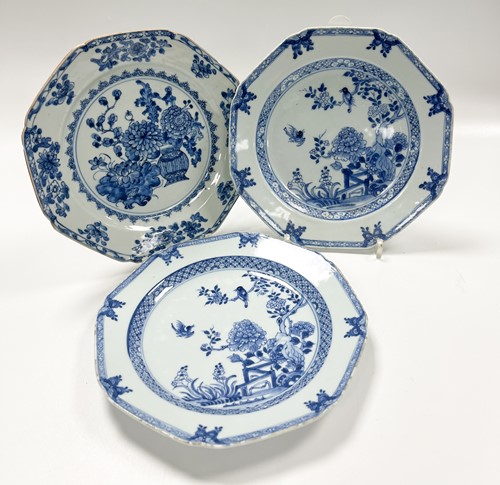 Lot 18 - A set of four Chinese blue and white export octagonal dinner plates, Chen Lung, circa 1750 - 60