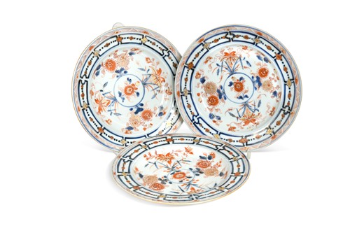 Lot 24 - A set of eight Chinese imari porcelain dinner plates, Chen Lung, circa 1760