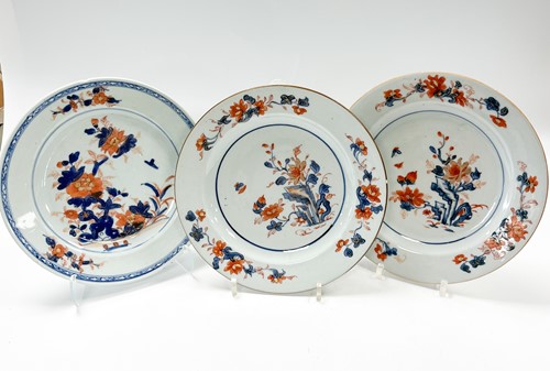 Lot 27 - A set of three Chinese imari porcelain dinner plates, Chen Lung
