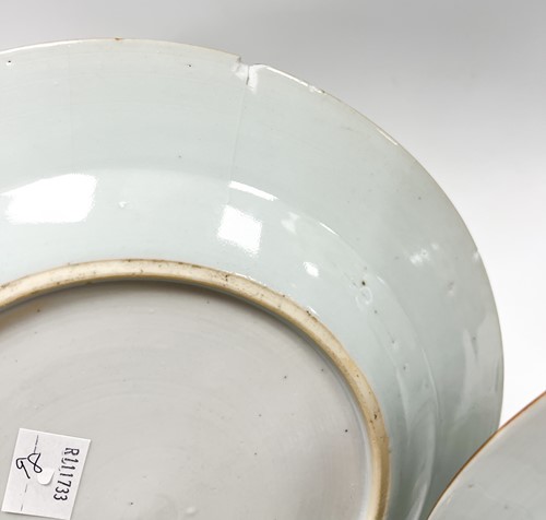 Lot 27 - A set of three Chinese imari porcelain dinner plates, Chen Lung