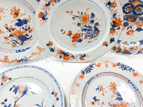 Lot 27 - A set of three Chinese imari porcelain dinner plates, Chen Lung