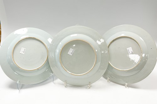 Lot 27 - A set of three Chinese imari porcelain dinner plates, Chen Lung