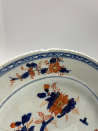 Lot 27 - A set of three Chinese imari porcelain dinner plates, Chen Lung