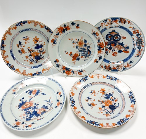 Lot 27 - A set of three Chinese imari porcelain dinner plates, Chen Lung